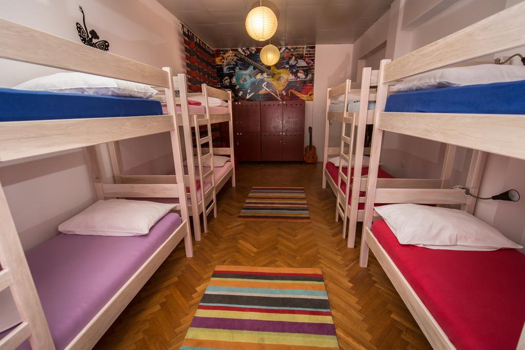 Crazy House Hostel Пула Екстер'єр фото