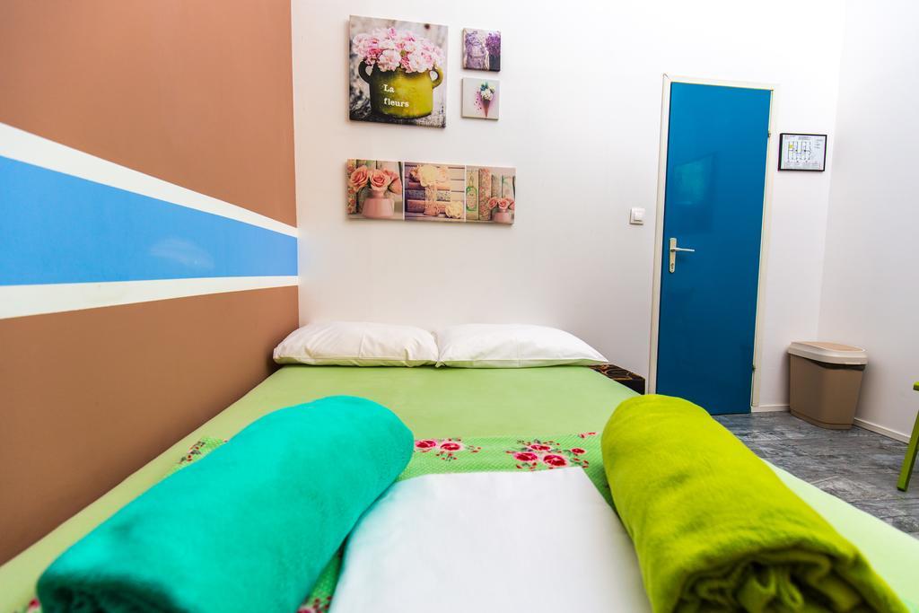 Crazy House Hostel Пула Екстер'єр фото