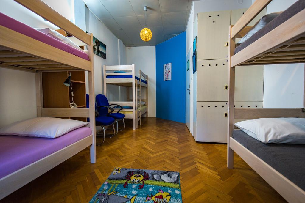 Crazy House Hostel Пула Екстер'єр фото