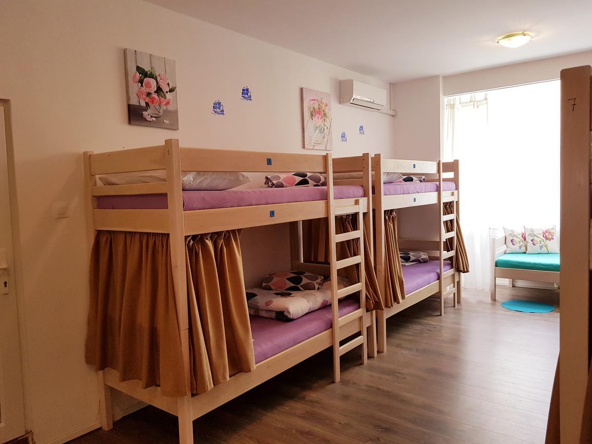 Crazy House Hostel Пула Екстер'єр фото